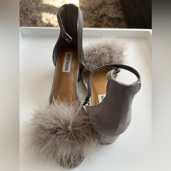 Women’s 🔸Steve Madden🔸 Imelda Grey Feathers 🪶 Sandals - Picture 10 of 15